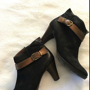 Paul Green suede boots with heel.
